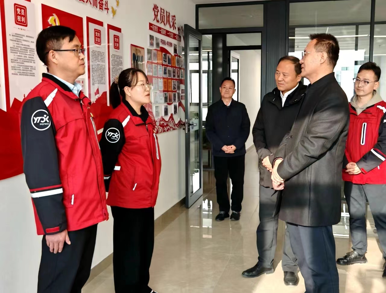 省委直属机关工委调研指导省邮政管理局...